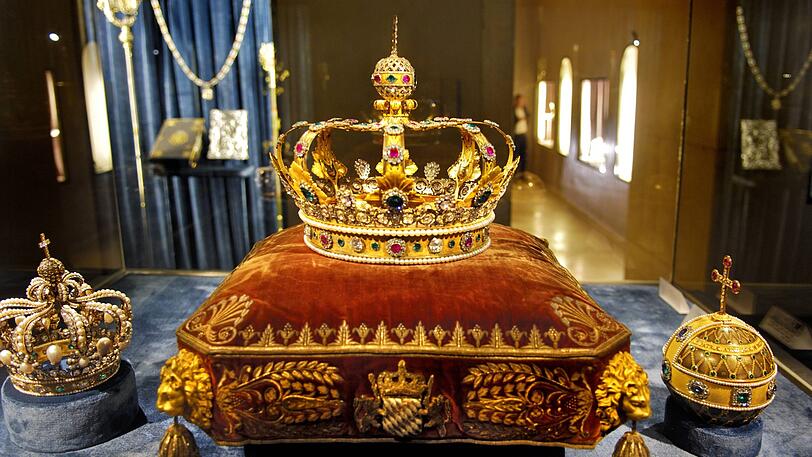 Bayerische Königskrone auf einem Kissen - Exponat in der Schatzkammer der Residenz in München.