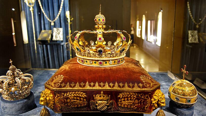Bayerische Königskrone auf einem Kissen - Exponat in der Schatzkammer der Residenz in München.