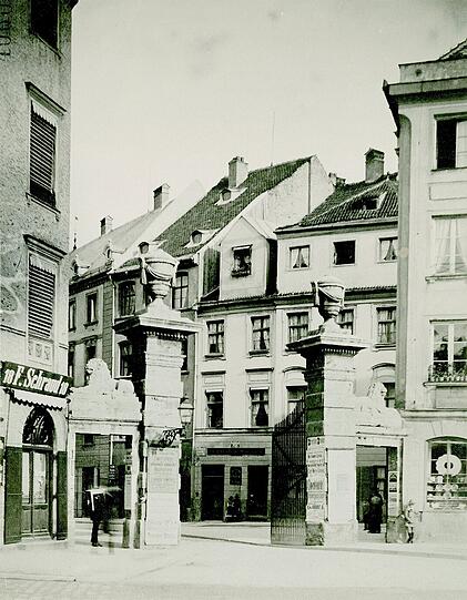 Das 1805 von Stadtbaudirektor Nikolaus Schedel von Greiffenstein errichtete Maxtor am Ausgang der innerstädtischen Prannerstraße. Die Aufnahme entstand um 1890.