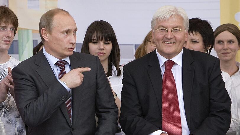 Anno 2009: Bundesaußenminister Frank-Walter Steinmeier (SPD) und der russische Ministerpräsident Wladimir Putin (links)  bei einem Richtfest des Föderalen Zentrums für Kinderhämatologie in Moskau.