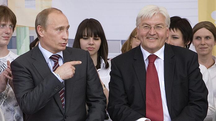 Anno 2009: Bundesaußenminister Frank-Walter Steinmeier (SPD) und der russische Ministerpräsident Wladimir Putin (links)  bei einem Richtfest des Föderalen Zentrums für Kinderhämatologie in Moskau.