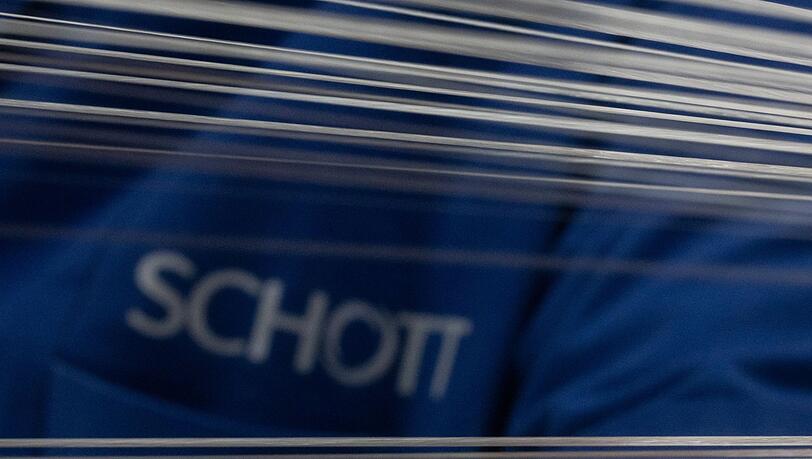 Eine Mitarbeiterin der Schott AG arbeitet in der Abteilung "Lighting and Imaging" des Glas-Technologiekonzerns Schott AG an einer Maschine, die einzelne Glasfasern zu einem Rohfaserbündel zusammenfasst.