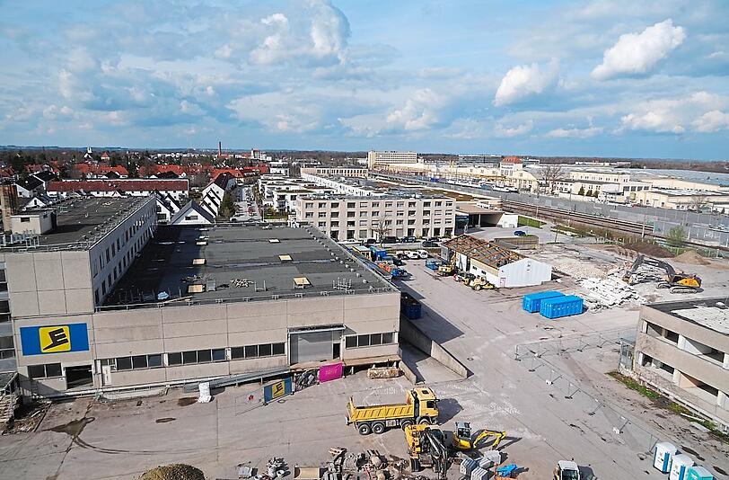 Rechts im Bild: Hier beginnt aktuell der Abriss, auch der Flachbau daneben wird noch fallen. Es entsteht eine Grundschule fürs Neubauviertel.