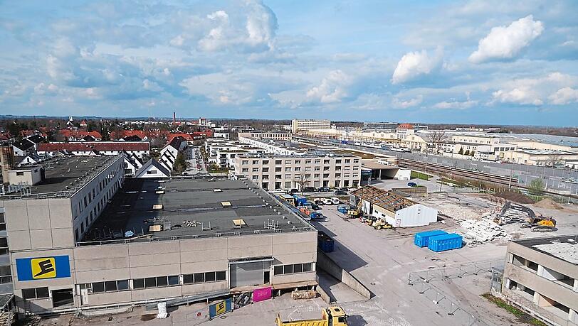 Rechts im Bild: Hier beginnt aktuell der Abriss, auch der Flachbau daneben wird noch fallen. Es entsteht eine Grundschule fürs Neubauviertel. Rechts im Bild: Hier beginnt aktuell der Abriss, auch der Flachbau daneben wird noch fallen. Es entsteht eine Grundschule fürs Neubauviertel.