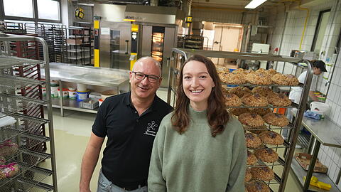 Produktionsleiter Frank Schmahl und Katharina Kreutzkamm-Aum&uuml;ller k&uuml;mmern sich um den reibungslosen Ablauf in der Kreutzkamm-Backstube.