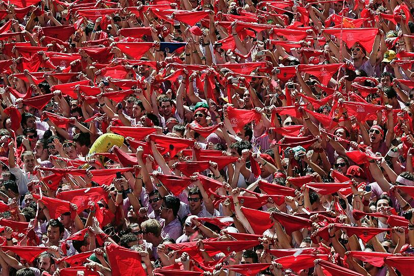 Das legendäre Stierlaufen in Pamplona ist eröffnet. Die verrücktesten Bilder des Eröffnungstages.