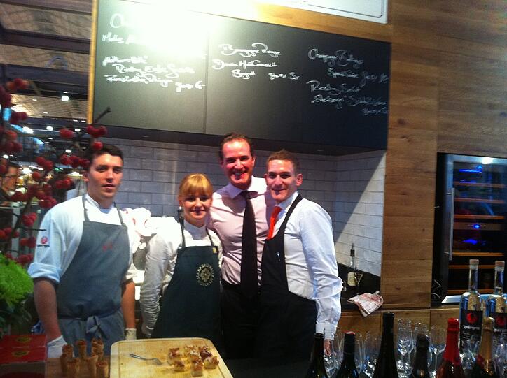 Am Tantris Standl: Besitzer Felix Eichbauer (2. v. r.), Sommelier Stefan Peter (r.), die Mitarbeiter Sabrina und Franz.