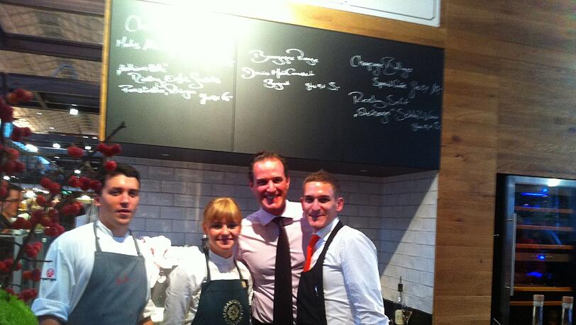 Am Tantris Standl: Besitzer Felix Eichbauer (2. v. r.), Sommelier Stefan Peter (r.), die Mitarbeiter Sabrina und Franz. Am Tantris Standl: Besitzer Felix Eichbauer (2. v. r.), Sommelier Stefan Peter (r.), die Mitarbeiter Sabrina und Franz.