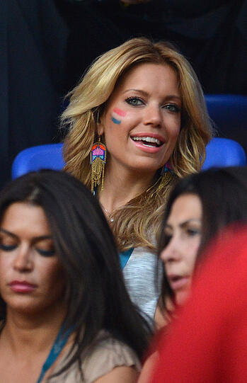 Schön wie eh und je zeigt sich Sylvie van der Vaart auf der Tribüne beim Spiel gegen Deutschland. Ihrem Mann hat sie ein Küsschen versprochen, wenn Holland verliert.