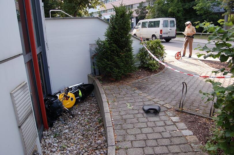 Ein betrunkener Motorradfahrer fährt in Bogenhausen gegen eine Treppenmauer und fliegt auf den Kellerschacht eines Bürogebäudes. Er bricht sich das Handgelenk.