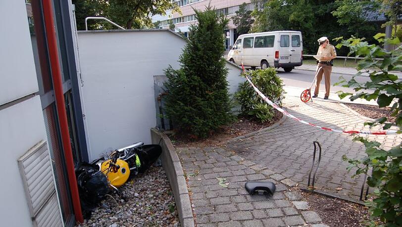 Ein betrunkener Motorradfahrer fährt in Bogenhausen gegen eine Treppenmauer und fliegt auf den Kellerschacht eines Bürogebäudes. Er bricht sich das Handgelenk. Ein betrunkener Motorradfahrer fährt in Bogenhausen gegen eine Treppenmauer und fliegt auf den Kellerschacht eines Bürogebäudes. Er bricht sich das Handgelenk.
