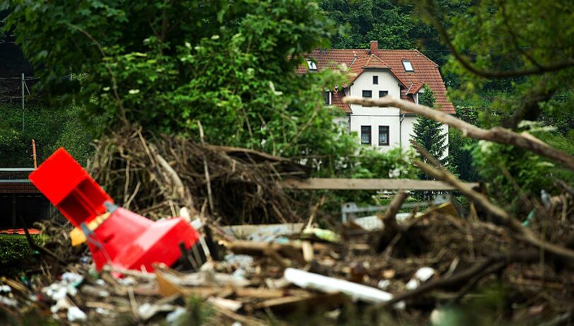 Unmengen Müll und sonstige Gegenstände wurden am 10.06.2013 durch das Hochwasser ans Ufer der Elbe zwischen Stadt Wehlen und Pirna in Sachsen gespült.