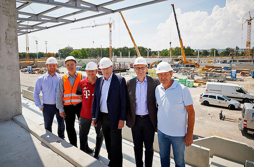 Die Verantwortlichen des FC Bayern vor der Baustelle des Nachwuchsleistungszentrums.