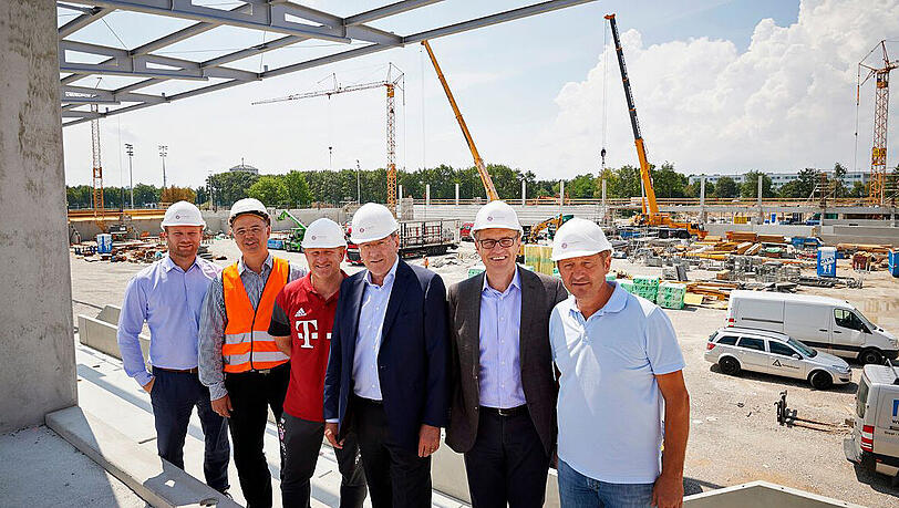 Die Verantwortlichen des FC Bayern vor der Baustelle des Nachwuchsleistungszentrums.
