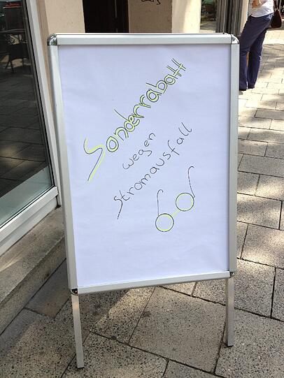 Versucht das beste aus der Situation zu machen: Ein Optiker in Schwabing