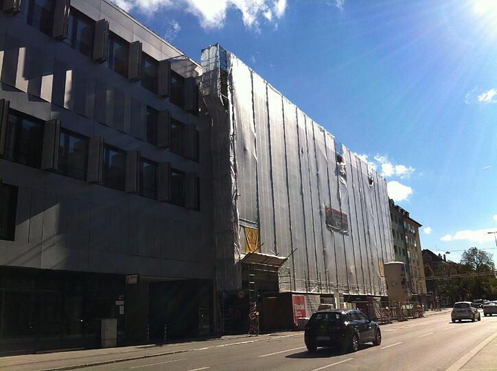Hinter diesem Gerüst nach vorne zur Paul-Heyse-Straße enstehen etwa 40 neue Wohnungen. Die anderen Wohnungen zeigen nach hinten.