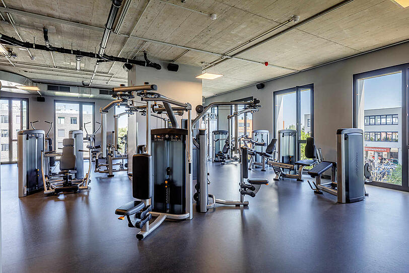 Die FIT STAR Studios sind 24/7 geöffnet, von 7:00 - 22:00 Uhr sind Trainer für Fragen, Trainingseinweisungen oder Hilfestellungen im Studio. Immer verfügbare Geräteerklärungen für das richtige Training gibt&rsquo;s per Knopfdruck mit der FIT STAR AUDIOGUIDE App &ndash; gesprochen von der deutschen Stimme von Bruce Willis.