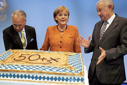 Beim CSU-Parteitag vor einer Woche standen sie Seite an Seite: Günther Beckstein und Angela Merkel (hier mit CSU-Chef Erwin Huber, li.). Doch im Landtagswahlkampf legt der Ministerpräsident keinen Wert auf die Kanzlerin.