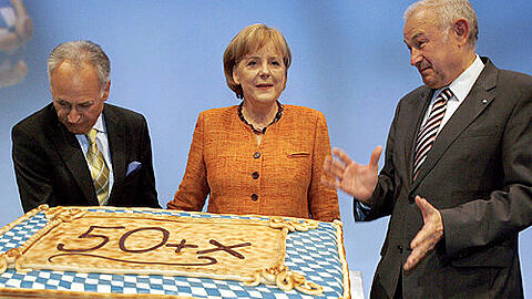 Beim CSU-Parteitag vor einer Woche standen sie Seite an Seite: Günther Beckstein und Angela Merkel (hier mit CSU-Chef Erwin Huber, li.). Doch im Landtagswahlkampf legt der Ministerpräsident keinen Wert auf die Kanzlerin.