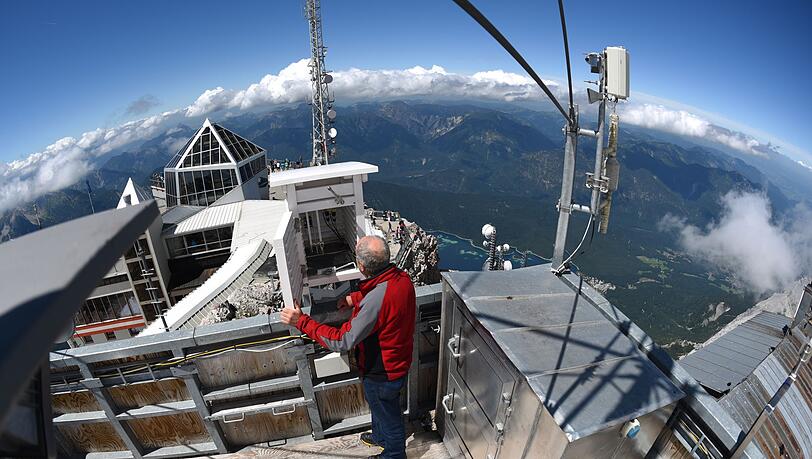 Seit 125 Jahrenwerden auf der Zugspitze Wetterdaten gesammeln (Archivfoto)