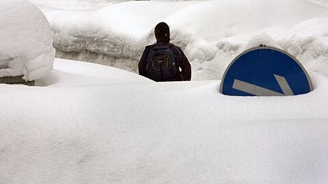 Ein Passant lief am 9. Februar 2006 in Zwiesel durch die Schneemassen. (Archivbild)