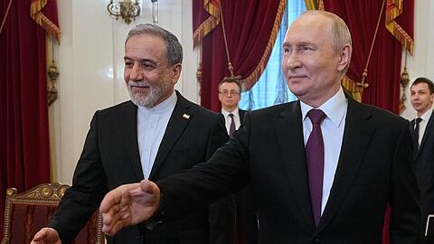 Der russische Pr&auml;sident Wladimir Putin, rechts, und der iranische Au&szlig;enminister Abbas Araghtschi sprachen in Moskau &uuml;ber den Iran-Krieg