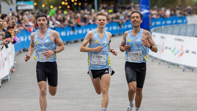 Ein Staffelteam läuft die letzten Meter zusammen ins Ziel – genau dieses Erlebnis gibt es jetzt zu gewinnen. Ein Staffelteam läuft die letzten Meter zusammen ins Ziel – genau dieses Erlebnis gibt es jetzt zu gewinnen.