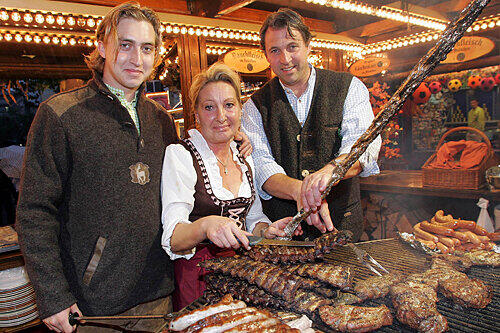 Versorgte ihre prominenten Gäste einmal mehr mit Feinstem vom Grill: die Festwirtsfamilie Kevin, Sabine und Helmut Dölle (v.li.).