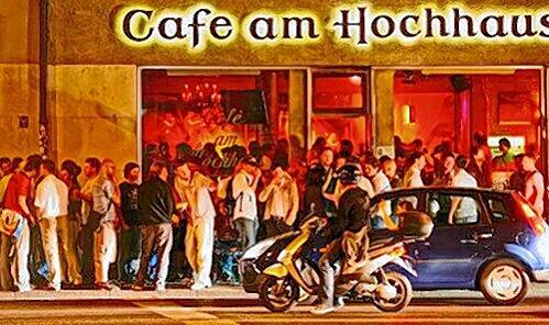 Viele begehren Einlass - nicht alle kommen rein. Jetzt klagt ein Münchner Anwalt gegen das Café am Hochhaus