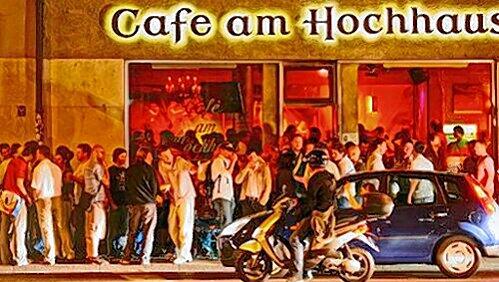Viele begehren Einlass - nicht alle kommen rein. Jetzt klagt ein Münchner Anwalt gegen das Café am Hochhaus Viele begehren Einlass - nicht alle kommen rein. Jetzt klagt ein Münchner Anwalt gegen das Café am Hochhaus