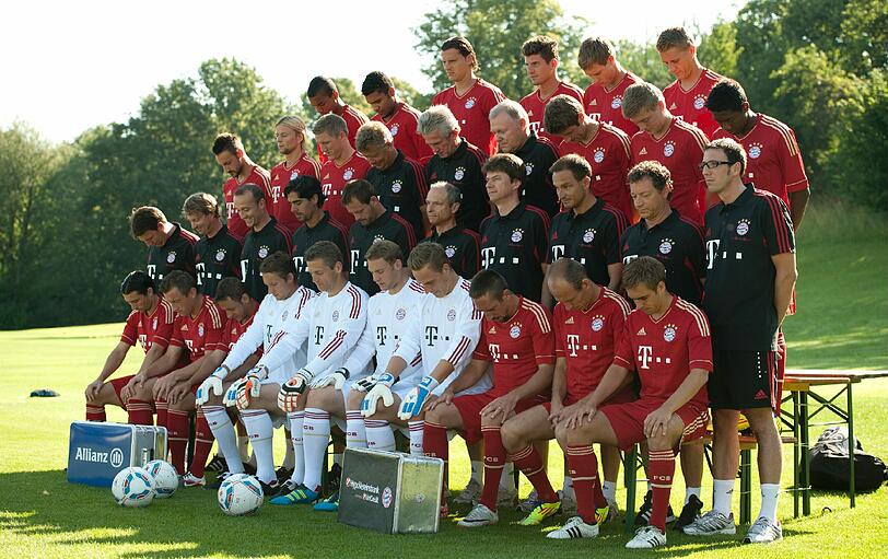 Anstrengender Tag für die Bayern-Kicker: Posing fürs Foto, dann gleich zum Training. Die Bilder von der Säbener