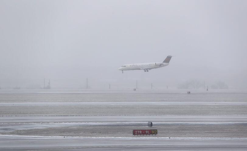 Ein kleiner Jet bei der Landung im Eisregen auf dem Hartsfield-Jackson Atlanta International Airport.