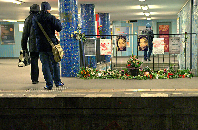 Blumen, Kerzen, Briefe und Fotos sind in Berlin auf einem Bahnsteig der U-Bahnstation Ernst-Reuter-Platz zu sehen. Sie erinnern an eine junge Frau, die von einem Mann vor eine einfahrende U-Bahn gestoßen worden war.