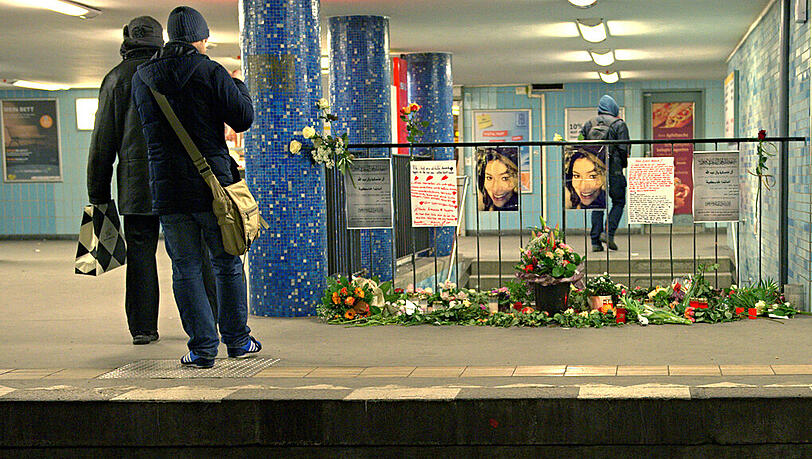 Blumen, Kerzen, Briefe und Fotos sind in Berlin auf einem Bahnsteig der U-Bahnstation Ernst-Reuter-Platz zu sehen. Sie erinnern an eine junge Frau, die von einem Mann vor eine einfahrende U-Bahn gestoßen worden war. Blumen, Kerzen, Briefe und Fotos sind in Berlin auf einem Bahnsteig der U-Bahnstation Ernst-Reuter-Platz zu sehen. Sie erinnern an eine junge Frau, die von einem Mann vor eine einfahrende U-Bahn gestoßen worden war.