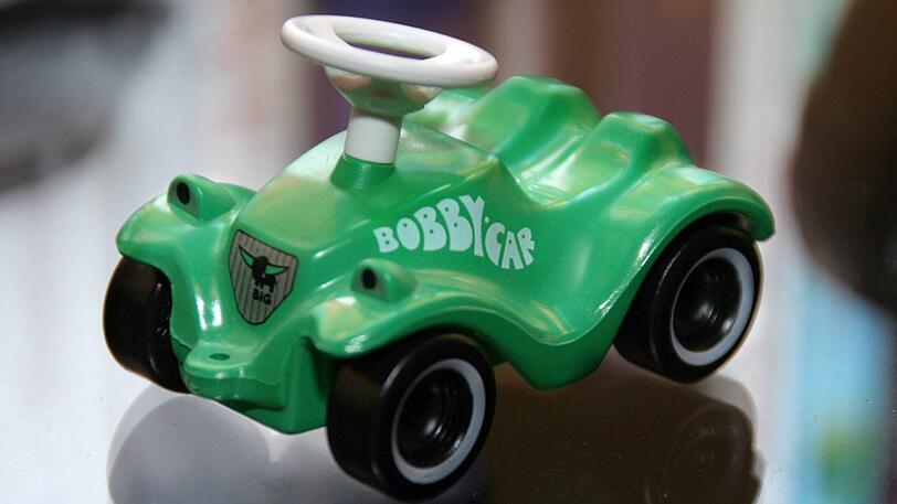 Bei Kindern beliebt: das Bobby-Car. In Freising musste die Feuerwehr einen feststeckenden Buben befreien. (Symbolbild)