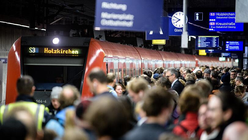 Rund 840.000 Menschen nutzen werktags die S-Bahn. Die Ausfälle sind weiter in der Diskussion.