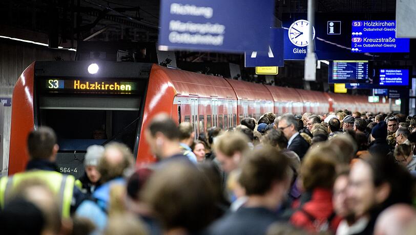 Rund 840.000 Menschen nutzen werktags die S-Bahn. Die Ausfälle sind weiter in der Diskussion. Rund 840.000 Menschen nutzen werktags die S-Bahn. Die Ausfälle sind weiter in der Diskussion.