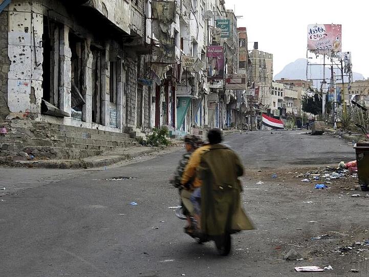 Fast menschenleer: Ein zerstörter Straßenzug in der Stadt Taiz.