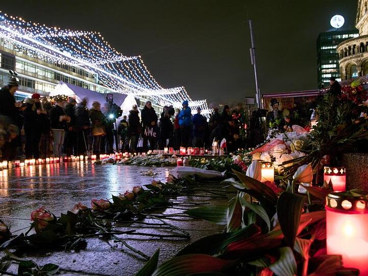 Menschen kommen zur Gedenkstätte für die Opfer des Terroranschlags in Berlin.