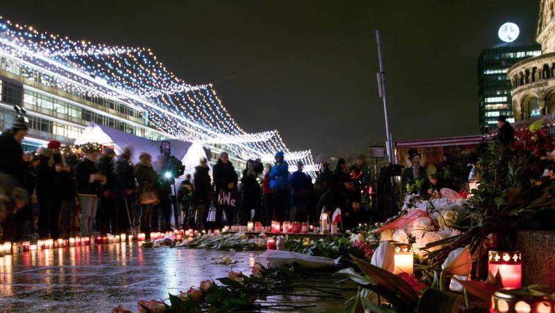 Menschen kommen zur Gedenkstätte für die Opfer des Terroranschlags in Berlin. Menschen kommen zur Gedenkstätte für die Opfer des Terroranschlags in Berlin.