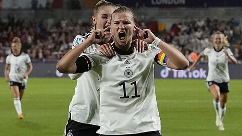 Gibt alles für die Mannschaft auf dem Platz: Alexandra Popp (Mitte) ist Rekordhalterin mit vier Treffern in vier Spielen und gleichzeitig die große Antreiberin der DFB-Elf.