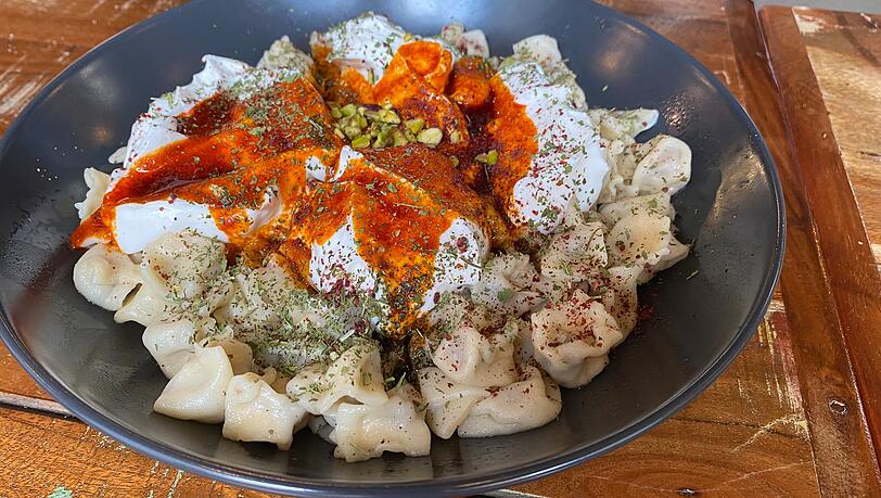 Diese handgemachten Manti sind die Definition des Begriffes "Soulfood". Diese handgemachten Manti sind die Definition des Begriffes "Soulfood".