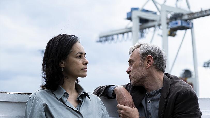 Am Bosporus: &Ouml;zg&uuml; Namal und Tansu Bicer. Aber Hamburg spielt hier Istanbul, was ein fantastischer Verfremdungseffekt ist, der uns die Geschichte gleichzeitig n&auml;her bringt.