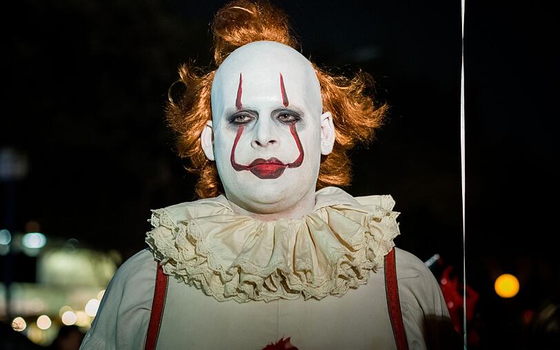 ... den gruseligen Pennywise aus "Es". Auch der Joker aus "Batman", Wonder Woman sowie Daenerys aus "Game of Thrones" waren in den vergangenen Jahren ebenfalls beliebte Popkultur-Outfits an Halloween. ... den gruseligen Pennywise aus "Es". Auch der Joker aus "Batman", Wonder Woman sowie Daenerys aus "Game of Thrones" waren in den vergangenen Jahren ebenfalls beliebte Popkultur-Outfits an Halloween.