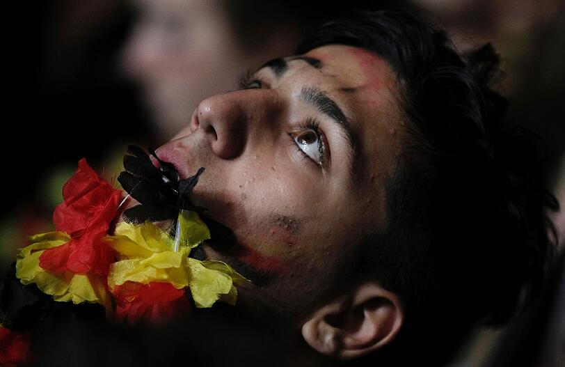 Fahnen, Masken, gute Laune: Nach dem grandiosen 4:2 gegen Griechenland ist ganz Deutschland im Freudenrausch! Die Bilder der Fans zum Durchklicken und Mitfeiern!