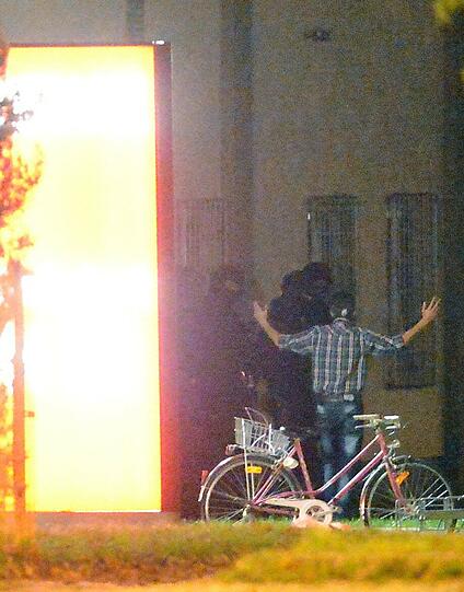 Mit erhobenen Händen kommt ein Mann auf die SEK-Beamten zu, im Hintergrund lauern Heckenschützen der Polizei. Die Beamten nehmen den Mann fest, es ist aber nicht der Täter, der sich in einem Imbiss in Freiburg veschanzt hat.
