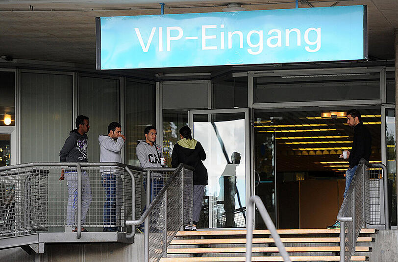 Die ersten sind schon eingetroffen: Rund 180 Betten wurden für die Flüchtlinge im VIP-Bereich des Olympiastadions aufgestellt.