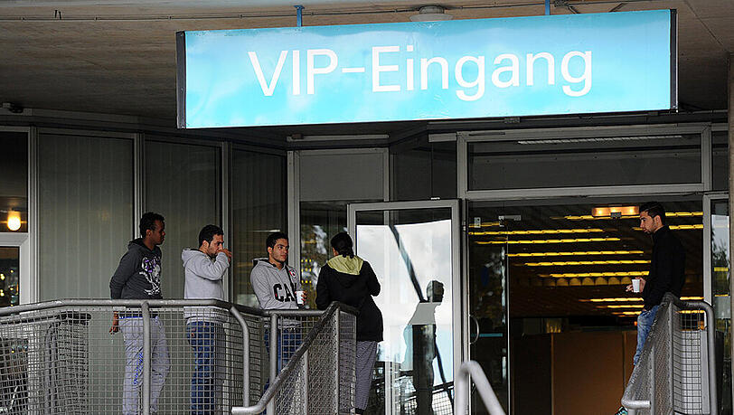 Die ersten sind schon eingetroffen: Rund 180 Betten wurden für die Flüchtlinge im VIP-Bereich des Olympiastadions aufgestellt.
