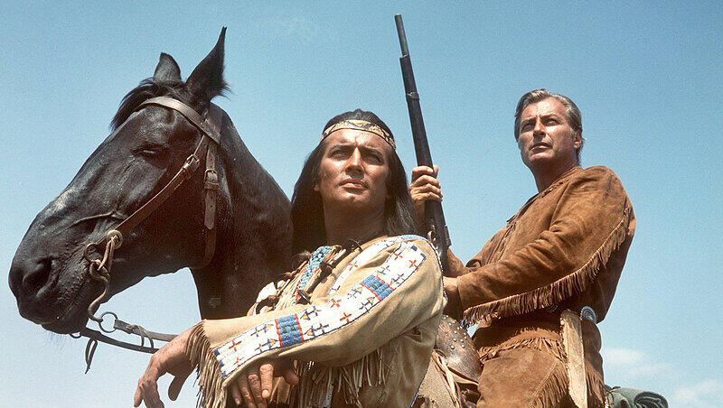Pierre Brice (l) als Apachen-Häuptling Winnetou und Lex Barker als sein Blutsbruder Old Shatterhand in einer Szene des Karl-May-Films "Im Tal des Todes" (undatierte Aufnahme). Pierre Brice (l) als Apachen-Häuptling Winnetou und Lex Barker als sein Blutsbruder Old Shatterhand in einer Szene des Karl-May-Films "Im Tal des Todes" (undatierte Aufnahme).
