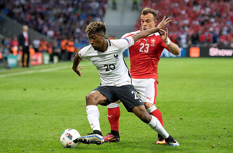 Kingsley Coman (l.) fühlt sich in der Nationalmannschaft wohl. Auch weil er von Trainer Didier Deschamps mehr Freiheiten als beim FC Bayern bekommt.